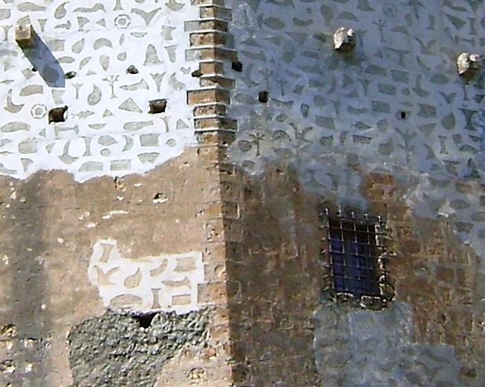 Archivo:Castillo de los Ulloa, Vélez de Benaudalla, Obra de inicios del Reino de Granada III o Cristiano, s. XV-XVI. Muros exteriores con decoración esgrafiada, la original se ve menos que la restaurada..jpg