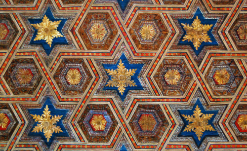 Archivo:Artesonado, es mudéjar pero no granadino. En esta foto se aprecian claramente los polígonos hexagonales y con forma de estrella que tienen el aspecto de artesas invertidas..png