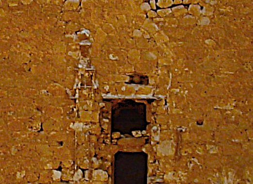 Archivo:Castillo de los Alumbres, Rodalquilar, Níjar, Almería. Obra del Reino de Granada III o Cristiano, siglo XVI. Vista del arco de descarga insertado en la parte superior del muro..jpg