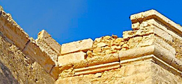 Archivo:Batería de Mesa Roldán, obra defensiva costera del Reino de Granada III o cristiano, s. XVIII, las provincias aún no se habían creado. Estado de ruina actual de los parapetos superiores..jpg
