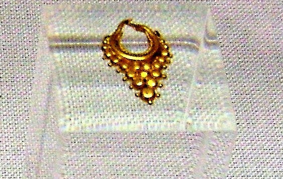 Archivo:Pendiente de oro en forma de racimo de uvas. Bastetania, Provincia de Granada, Región de Granada Histórica, España..jpg
