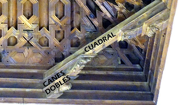 Archivo:Cuadral o pequeña tirante de un ángulo de la armadura, su función es contrarrestar los empujes laterales de los pares. Mudéjar Granadino, obra del Reino de Granada III o Cristiano..jpg