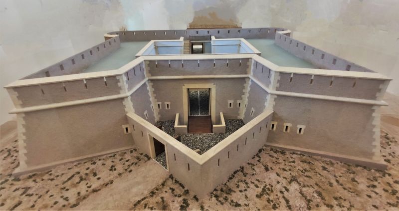 Archivo:Batería o Fuerte de Carchuna, Motril, Granada, Región Histórica de Granada, España. Aspecto de la entrada de las baterías de cuatro cañones creadas en el Reino de Granada III durante el siglo XVIII..jpg
