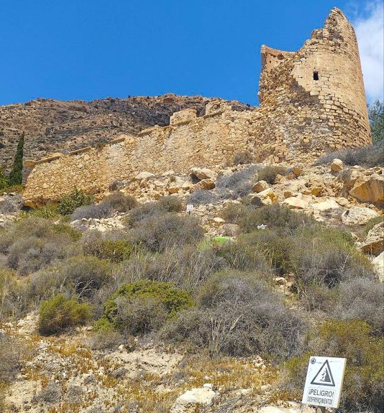 Archivo:Castillo de S Pedro, las Negras, Níjar, Almería, Región de Granada Histórica, España. Vista frontal de la batería añadida en el siglo XVIII. Reino de Granada III..jpg