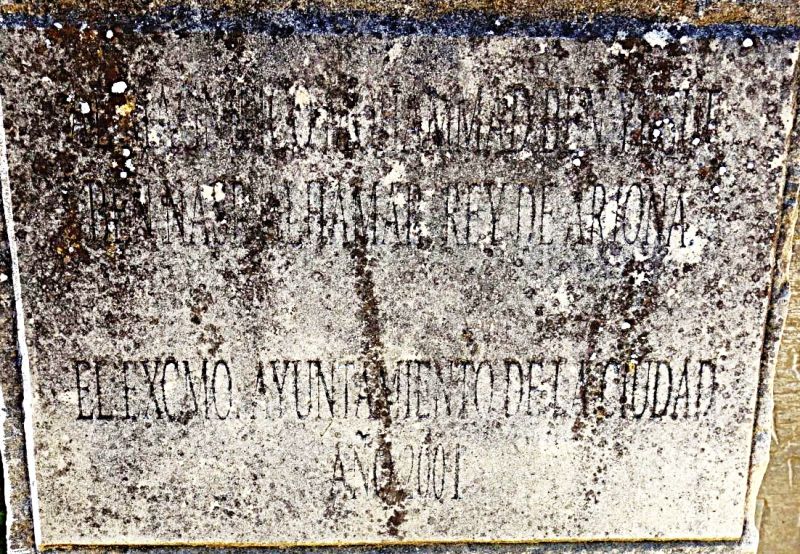 Archivo:Lápida en recuerdo de Mohamed I de Granada (Alhamar). Rey de Arjona, Jaén, Guadix, Granada, Almería y Málaga. Creador del Reino de Granada II o Nazarí..jpg