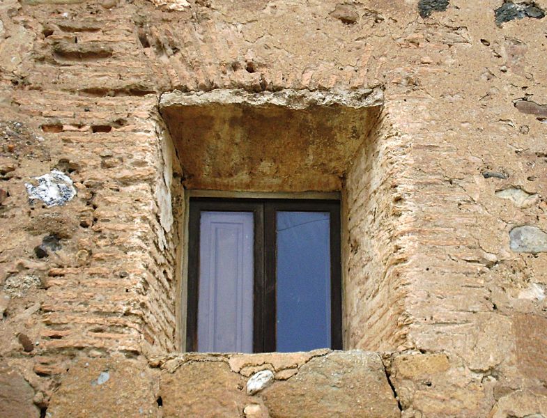 Archivo:Batería de dos cañones conocida como Torreón de Taramay, obra del Reino de Granada III, mediados del siglo XVIII, Almuñécar. Ventana similar a las laterales de la batería..jpg