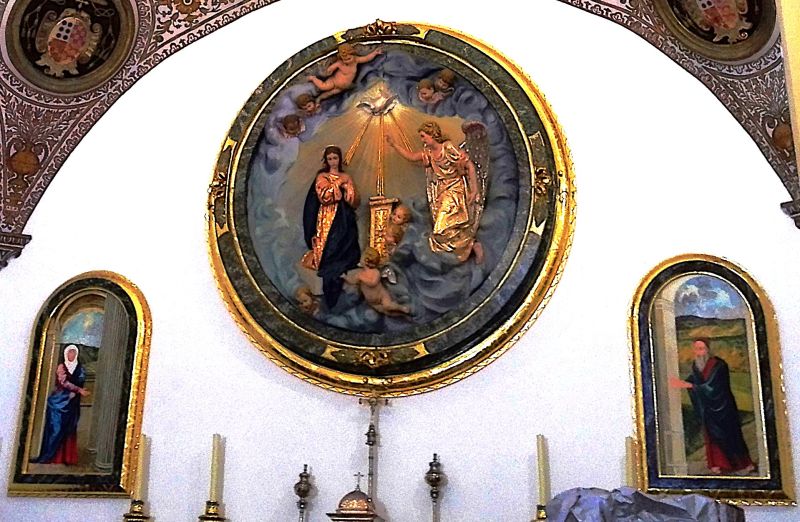 Archivo:Iglesia-fortaleza de la Encarnación, Almuñécar, Granada, Región de Granada, España. Altar mayor actual con un gran tondo (https---es.wiktionary.org-wiki-tondo) que representa al misterio de la Encarnación..jpg