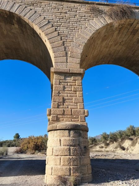 Archivo:Pila o pilar con tajamares en su base del puente de los Tres Ojos, cerca de Armuña del Almanzora, Almería, España. Obra del periodo de la Región de Granada (1933-década de 1980).jpg