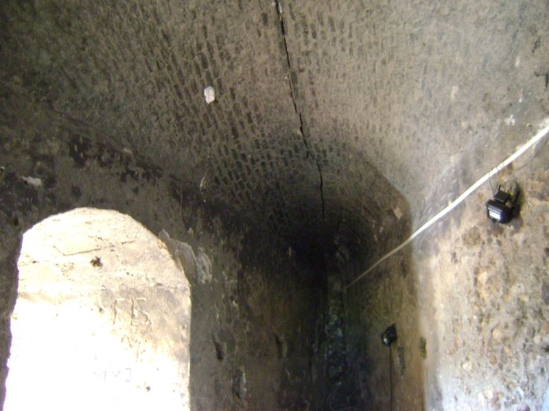 Archivo:Castillo de los Ulloa, Vélez de Benaudalla, obra del Reino de Granada III, s XV-XVI. Bóveda original fabricada con ladrillo macizo..jpg