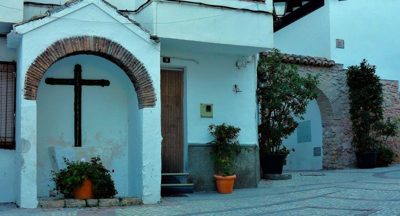 Archivo:Castril de la Peña, Granada, Región de Granada, España. Arco que pudo ser una puerta que comunicaba del barrios..jpg