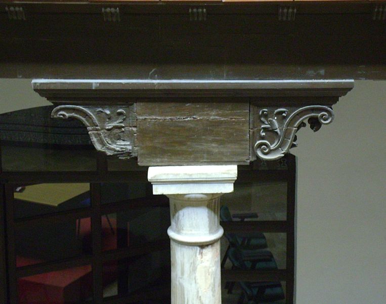 Archivo:Palacio de los Salazar, ciudad de Granada, obra de inicios del siglo XVI, Reino de Granada III. Columna de mármol o piedra fina de Sierra Elvira con una zapata de madera labrada encima..jpg