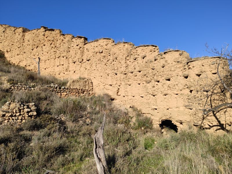 Archivo:Castillo de Lojuela, Granada, Región Histórica de Granada, muralla escalonada de tapial vista desde el interior del recinto fortificado..jpg
