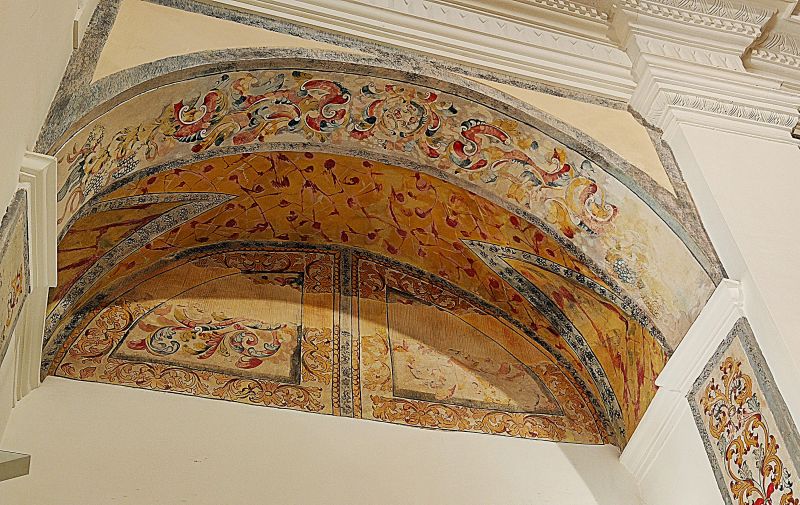 Archivo:Iglesia de la Victoria, Vera, Almería, Región Histórica de Granada, España. Pinturas murales en una de las capillas de la parte más antigua del templo..jpg