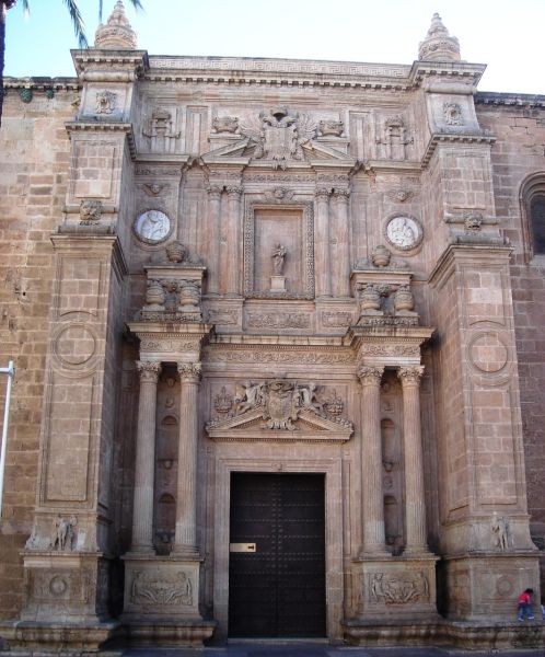 Archivo:Fachada norte de la catedral de Almería, renacentista de transición al barroco, de tiempos de Carlos V..jpg