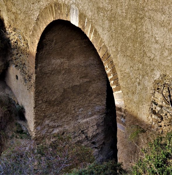 Archivo:Puente de Tablate, Reino de Granada II o Nazarí, obra de tapial calicostrado y refuerzos de mampostería o sillares de piedra. Está situado entre Motril y Granada aproximadamente..jpg