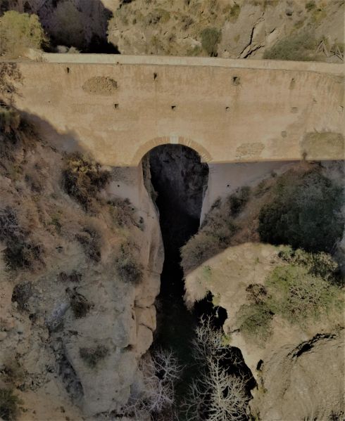 Archivo:Puente de Tablate, Reino de Granada II o Nazarí, obra de tapial calicostrado y refuerzos de mampostería o sillares de piedra. está situado entre Motril y Granada..jpg