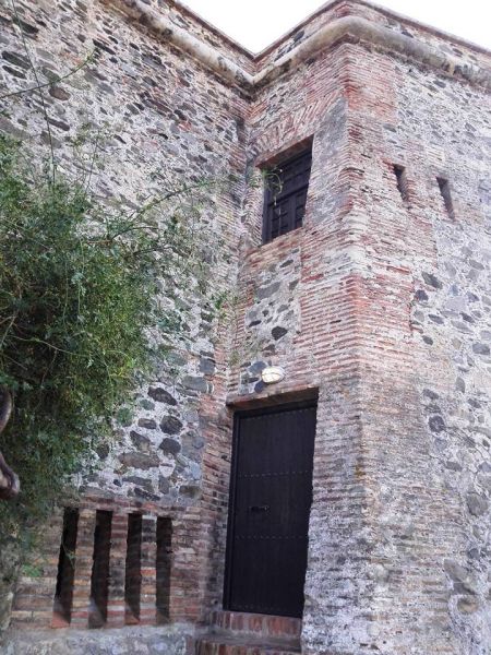 Archivo:Batería de dos cañones conocida como Torreón de Taramay, obra del Reino de Granada III, mediados del siglo XVIII, Almuñécar. Arriba la entrada primitiva, debajo la puerta moderna..jpg