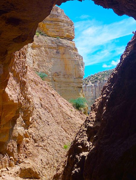 Archivo:Falla de Baza, Geoparque de Granada, Región de Granada Histórica, España. especie de cueva creada por el agua y las arcillas y otros materiales que se disuelven fácilmente en ella..jpg
