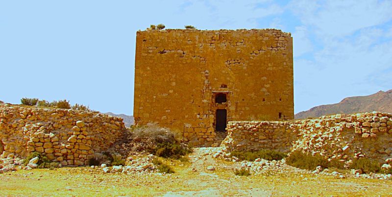 Archivo:Castillo de los Alumbres, Rodalquilar, Níjar, Almería. Obra del Reino de Granada III o Cristiano, siglo XVI. Vista general desde la fachada de la entrada..jpg