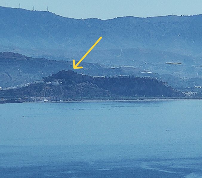 Archivo:Comunicación visual de la Atalaya cristiana de Velilla con la red defensiva costera del Reino de Granada. La flecha amarilla señala al castillo de Salobreña..jpg