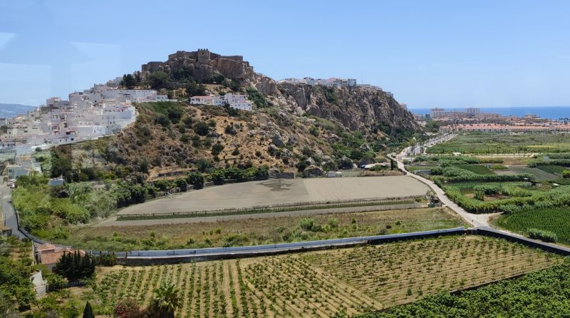 Archivo:Salobreña coronada por su castillo, Costa Tropical de Granada, Granada, Región Histórica de Granada, España. Vista desde el oeste con la llanura litoral rodeando a la antigua península..jpg