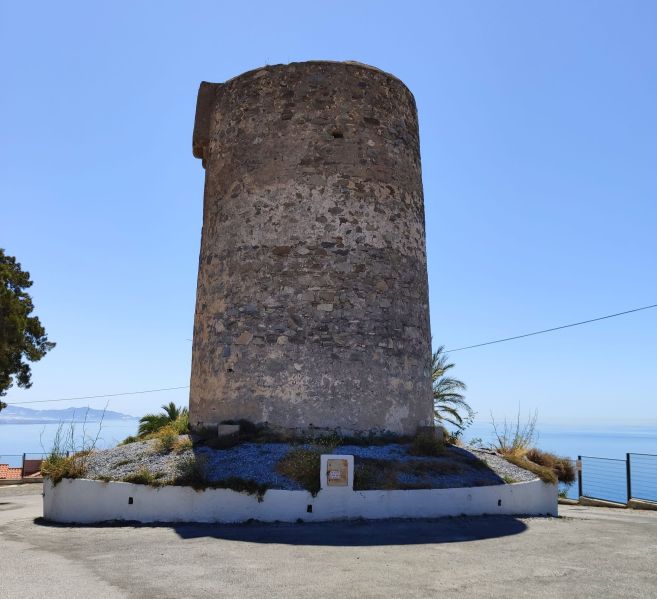 Archivo:Atalaya cristiana de Velilla, obra del Reino de Granada III. Alrededor el pequeño espacio respetado y rodeado por un pequeño muro..jpg