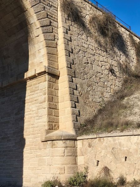 Archivo:Estribo con tajamares en su base, puente de los Tres Ojos, cerca de Armuña del Almanzora, Almería, España. Obra del periodo de la Región de Granada (1933-década de 1980).jpg