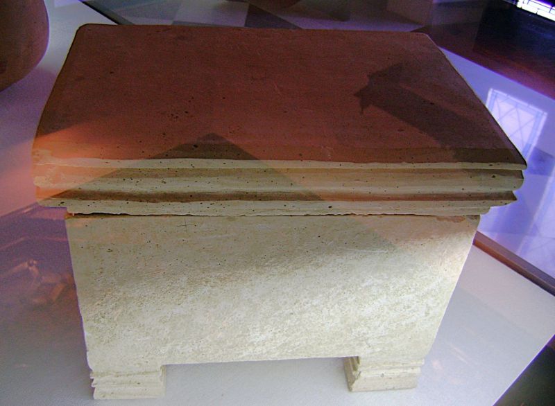 Archivo:Urna esculpida en piedra para las cenizas del difunto. Bastetania, en la actual Región de Granada..jpg