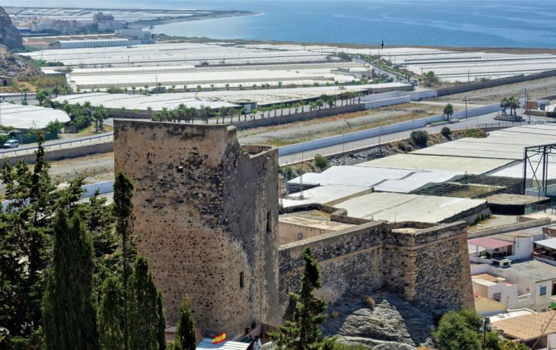 Archivo:Vista general del castillo de la Rábita desde el norte. Al fondo el mar de Granada como era nombrado en el pasado..jpg