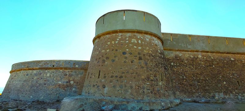 Archivo:Castillo batería con similitudes al del Varadero de Motril, Reino de Granada III. De él hoy no se conserva nada más que el recuerdo y algunos restos arqueológicos. Vista aproximada de lo que pudo ser el lateral..jpg