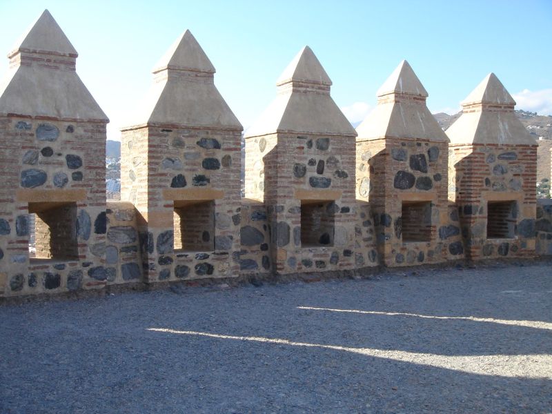 Archivo:Castillo de S Miguel, Almuñécar, Granada, Región Histórica de Granada. Torre del oeste de la muralla norte, obra del Reino de Granada III, s. XVI. Merlones restaurados, con saeteras para disparar..jpg