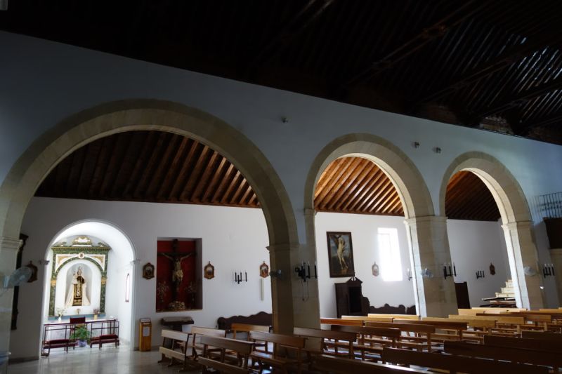 Archivo:Interior de la iglesia de Níjar, Almería, naves central y lateral con armadura de estilo Mudéjar Granadino, construida en el Reino de Granada III..jpg
