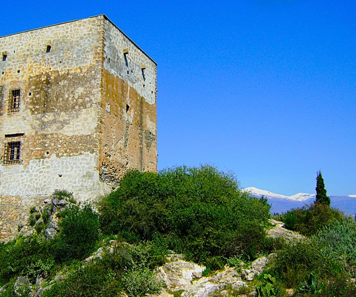 Archivo:Castillo de Vélez de Benaudalla. Obra de inicios del Reino de Granada III o Cristiano. Construido sobre un promontorio del pie de la Sierra de Lújar sobre el río Guadalfeo. Al fondo Sierra Nevada..jpg