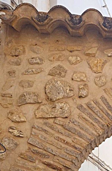 Archivo:Castril de la Peña, Granada, Región de Granada, España. Materiales de construcción- mampostería, ladrillo, tejas de origen romano (ímbrices).jpg