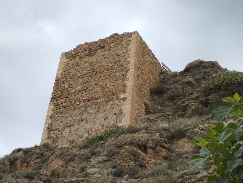 Archivo:Torre Maciza hispanomusumana realizada en tapial, reforzada con mampostería y sillares en el Reino de Granada III o cristiano.jpg