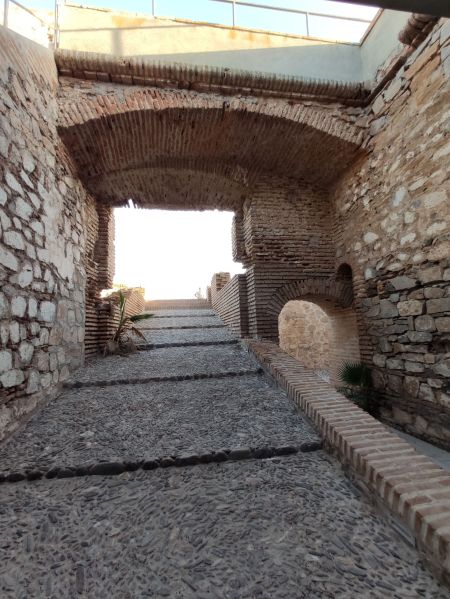 Archivo:Batería o Fuerte de Carchuna, Motril, Granada, Región Histórica de Granada, España. Lado sur del patio con el acceso a la batería a través de una rampa situada bajo la bóveda de la terraza del cuartel..jpg