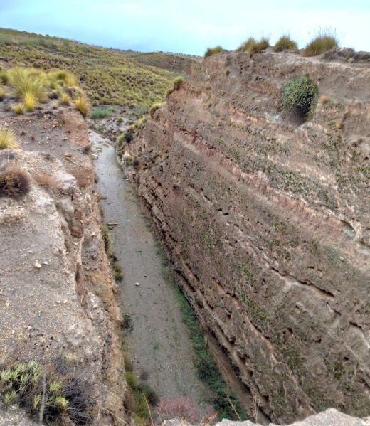 Archivo:Puente del Grao o del Grado, cerca de Hernán Valle. Obra del periodo de la Región de Granada. Vía Guadix-Lorca. Profundo canal excavado para desviar la segunda rambla que confluía en el puente..jpg