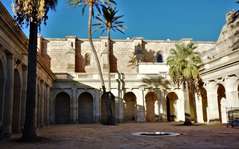 Archivo:Claustro de la catedral de Almería, neoclásico, sobrio y elegante..jpg
