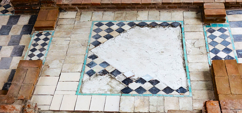 Archivo:Detalle de las espléndidas solerías conservadas en los baños del palacio. Alcazaba del castillo de Salobreña, obra del Reino de Granada II o Nazarí..png
