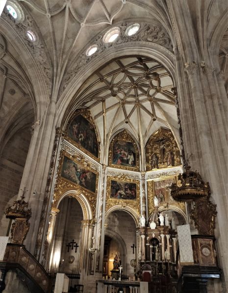 Archivo:Crucero y capilla mayor de la catedral..jpg