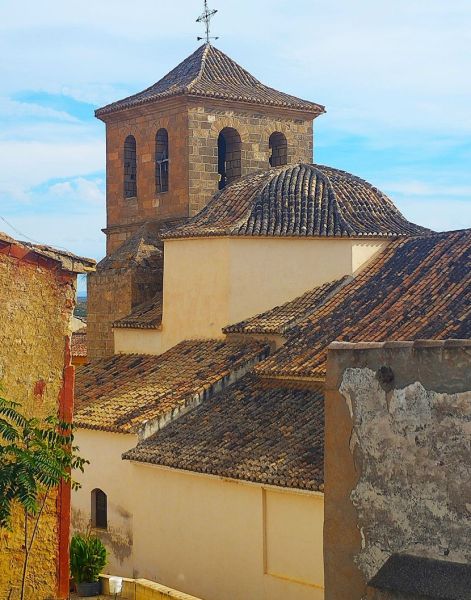 Archivo:Benamaurel, Granada, Región de Granada, España. Tejados en forma de pagoda Granatense, es decir, curvos. La cúpula es de tradición murciana y levantina..jpg