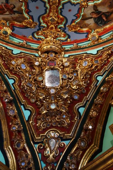 Archivo:Gabia la Grande, una de las pechinas de la cúpula del Camarín de la ermita de la Virgen de las Nieves. Gran trabajo de la Escuela Granadina de Yeseros y Escayolistas. Obra del Reino de Granada III..jpg