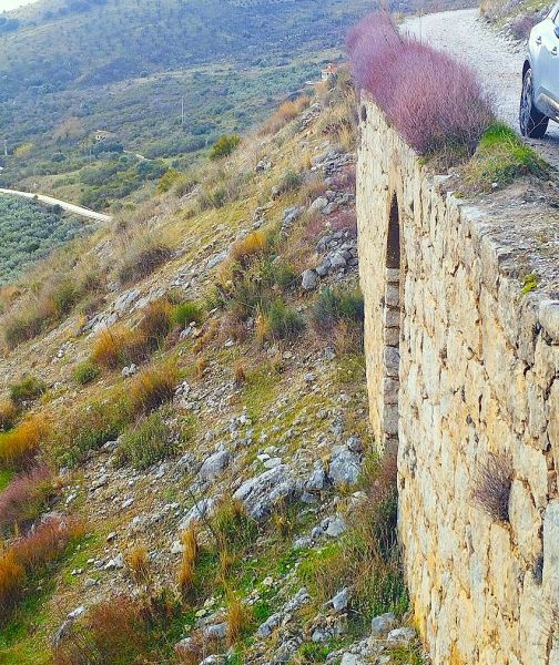 Archivo:Uno de los numerosos muros de contención de la plataforma para la vía del tren Sol y Nieve, Periana, provincia de Málaga, España. La obra fue realizada durante el periodo de la Región de Granada..jpg