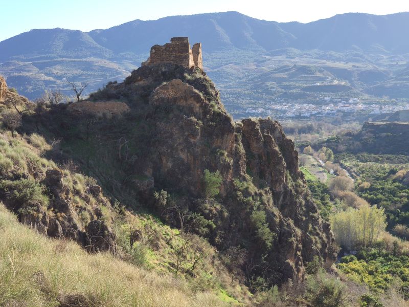 Archivo:Castillo de Lojuela, Granada, Región Histórica de Granada. Situación del castillo en lugar elevado, cerca de la vega y del agua del río Dúrcal..jpg
