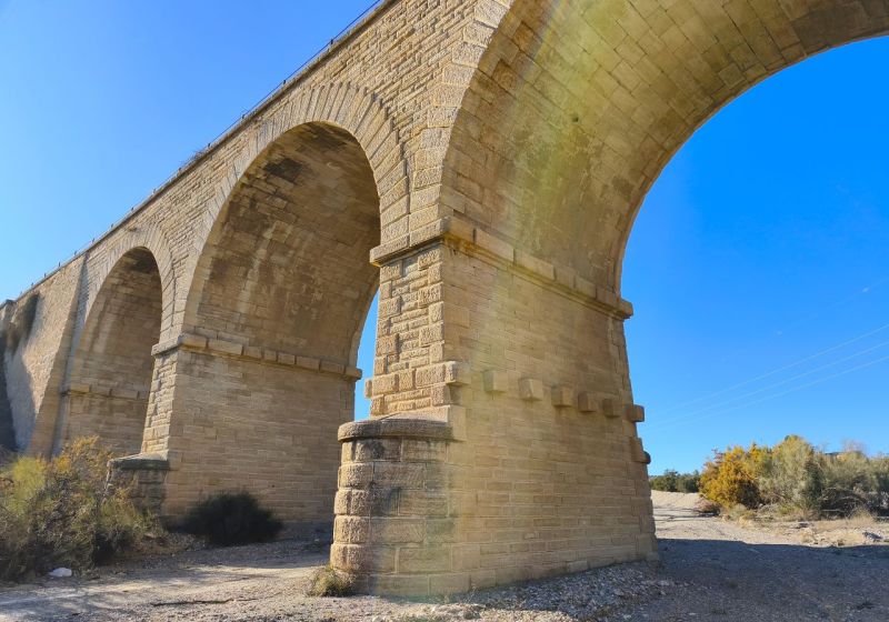 Archivo:Vista general del puente de los Tres Ojos, cerca de Armuña del Almanzora, Almería, España. Obra del periodo de la Región de Granada (1933-década de 1980)..jpg
