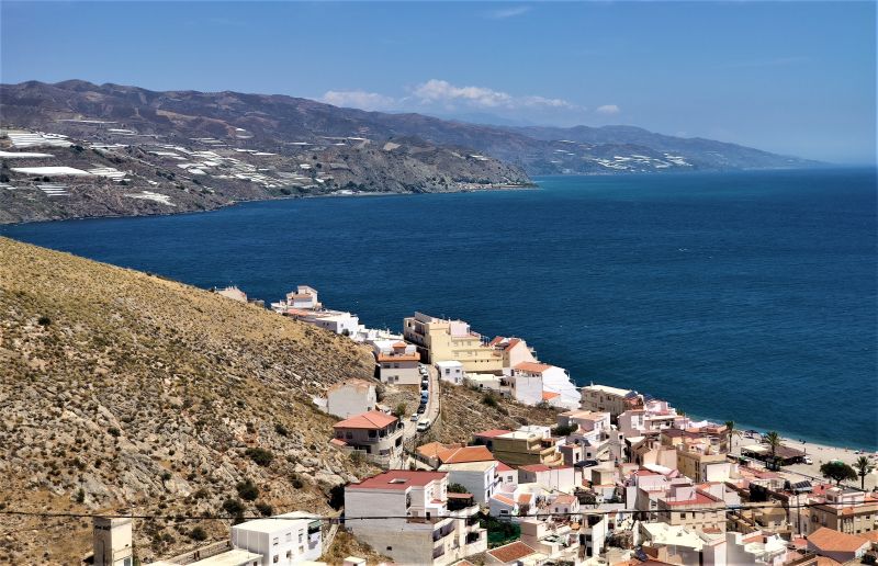 Archivo:Castillo de Castell de Ferro, Reino de Granada II o Nazarí y Reino de Granada III o Cristiano. Vista de la costa hacia las atalayas de levante que lo ponían en comunicación con el castillo de La Rábita....jpg