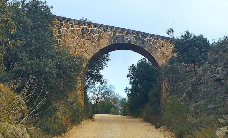 Archivo:Puente cercano a Cantarranas, uno de los que cruzaban sobre la vía del tren Sol y Nieve, Periana, provincia de Málaga, España. La obra fue realizada durante el periodo de la Región de Granada..jpg