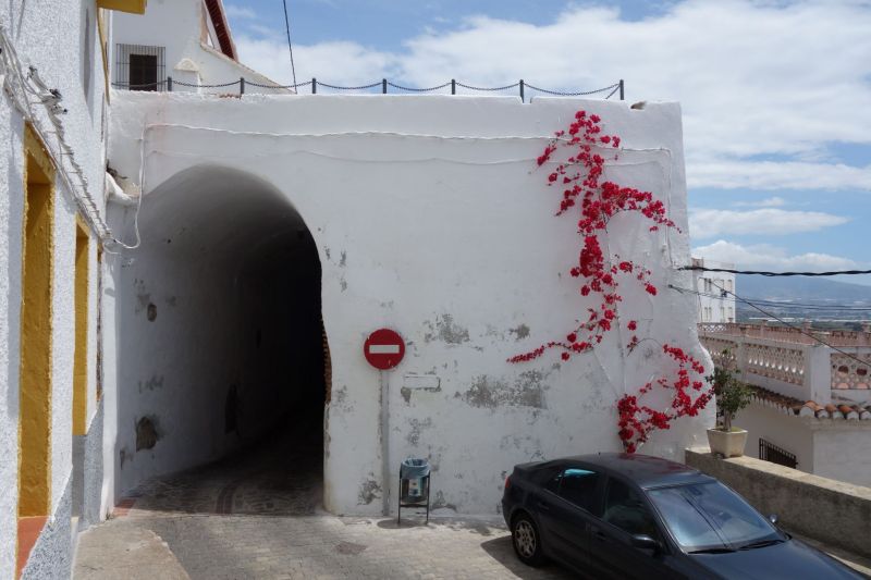 Archivo:Tramo de muralla de Salobreña que sustenta una bóveda posterior. Obra del Reino de Granada. Sobre la bóveda existe una ampliación de la pequeña plaza de la iglesia. Véase el espesor de la muralla a nuestra derecha..jpg