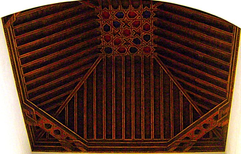 Archivo:Armadura de par y nudillo del crucero con cuadrales dobles policromadas. Atarfe, Granada, Región Histórica de Granada..jpg