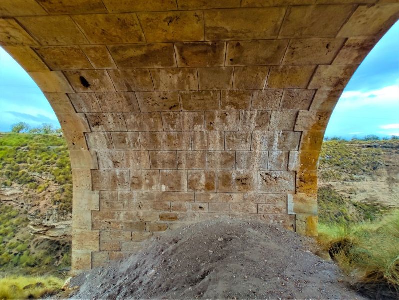 Archivo:Puente del Grao o del Grado, cerca de Hernán Valle. Obra del periodo de la Región de Granada. Vía Guadix-Lorca. Parte interna de la bóveda de uno de los cuatro arcos de medio punto..jpg